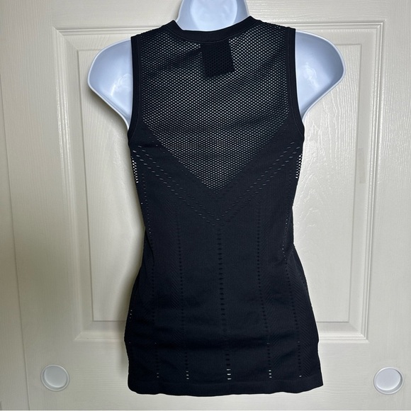 Athleta Black Sleeveless Fitted Tank Top - Picture 2 of 13